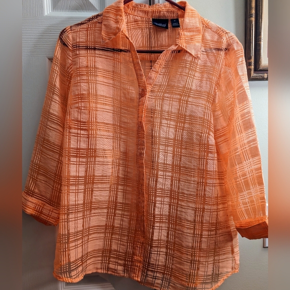 Women's short sleeve button up top with tank top. - Picture 3 of 7